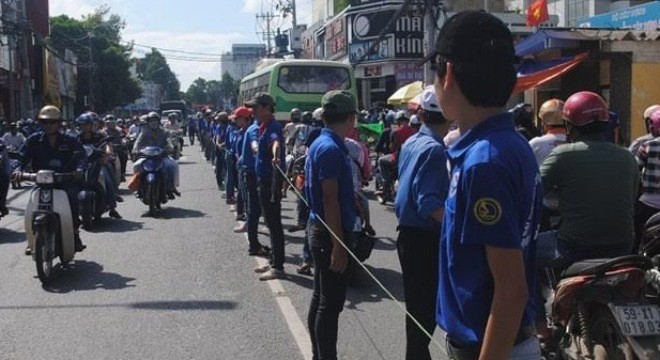  Mùa thi 2015 vừa kết thúc, ngoài sĩ tử, phụ huynh thì những câu chuyện về các sinh viên tình nguyện, làm công việc tiếp sức mùa thi cũng là đề tài được rất nhiều dân mạng, bạn trẻ quan tâm. Các sinh viên tình nguyện với sự nhiệt tình, chịu khó luôn có rất nhiều hành động đáng nể về nhiều mặt khác nhau và có được những nhận xét đa chiều. Ảnh dùng trong bài: Tiếp sức mùa thi.