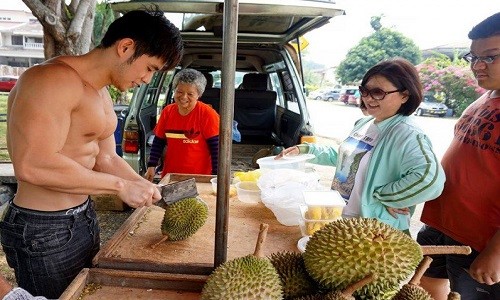 Hot boy bán sầu riêng khoe bụng 6 múi hút khách nữ 