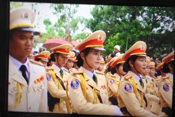 Nguyệt Hằng là cô gái đến từ Thanh Hoá, là nữ CSGT có nét đẹp dịu dàng chinh phục nhiều quần chúng, dân mạng mới đây sau lần tình cờ lọt vào ống kính máy ảnh dịp 2/9. Hình ảnh của Nguyệt Hằng nhanh chóng được lan truyền, thu về số lượt like lớn cùng vô số lời khen của dân mạng.