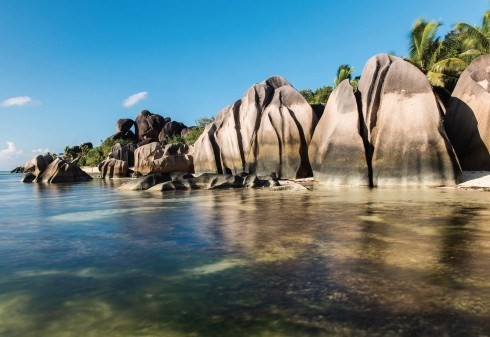 Bãi biển Anse Source d’Argent, đảo La Digue, Seychelles. Nổi tiếng là một trong những  bãi biển cận xích đạo đẹp được chụp ảnh nhiều nhất trên thế giới, bãi biển Anse Source d’Argent trải dài dọc đảo La Digue, một trong 115 hòn đảo thuộc quần đảo Seychelles, quốc gia nằm giữa Ấn Độ Dương cách Đông Nam châu Phi 1.500km. Với dân số chỉ 2.000 người, hòn đảo La Digue vẫn còn rất nguyên sơ và là nơi sinh sống của nhiều loài động thực vật quý hiếm.