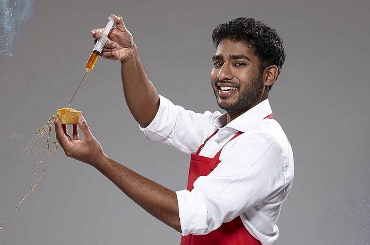 Từ khi tham gia vào chương trình The Great British Bake Off, Tamal Ray 29 tuổi đã trở thành một hiện tượng, khi anh là một thí sinh đặc biệt, giàu tài năng và sở hữu khuôn mặt bảnh trai, cùng sự hiền lành, dễ mến. Chàng  đầu bếp đẹp trai có thêm rất nhiều người hâm mộ, luôn theo dõi sát xao qua mạng xã hội.