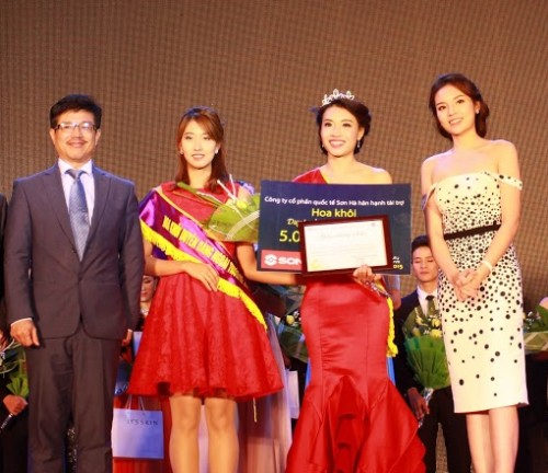 Vũ Lê Ngọc Anh, sinh năm 1995 vừa chiến thắng trong cuộc thi Duyên dáng Ngoại thương - Beauty&amp;Charm 2015. Câu trả lời thể hiện rõ quan điểm "Ngoại hình không phải điều thiết yếu khi bạn muốn trở thành một người hoàn hảo", Ngọc Anh đã chinh phục ban giám khảo, các khán giả trong đêm chung kết cuộc thi tổ chức 2 năm một lần của trường Đại học Ngoại thương.