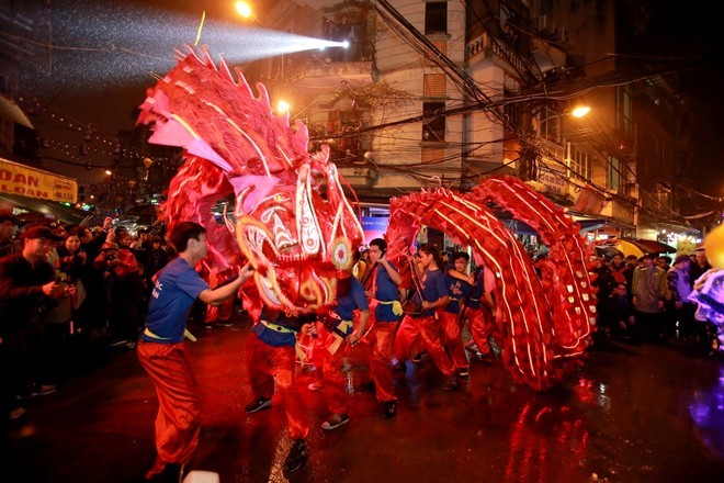 Mở đầu  lễ hội âm nhạc là màn múa lân của các nghệ sĩ. Dù trời giá rét nhưng nhiều khán giả vẫn nán lại, bày tỏ sự yêu thích, ủng hộ chương trình âm nhạc đặc biệt.