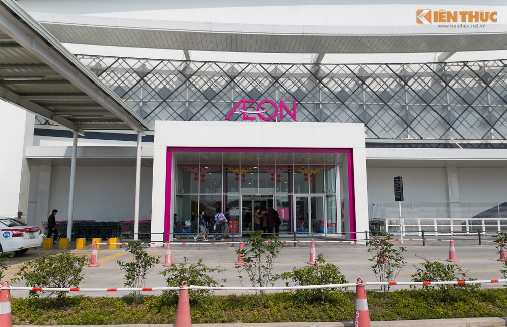 Theo ghi nhận của PV Kiến Thức, sáng mùng 1 Tết (8/2), Trung tâm thương mại  Aeon Mall Long Biên, Hà Nội là nơi vẫn duy trì hoạt động như thường ngày. Do đây là khu trung tâm thương mại, mua sắm mới, hiện đại nên dù là ngày Tết vẫn thu hút lượng khách nhiều hơn so với nhiều siêu thị Hà Nội, trung tâm thương mại khác trong thành phố.