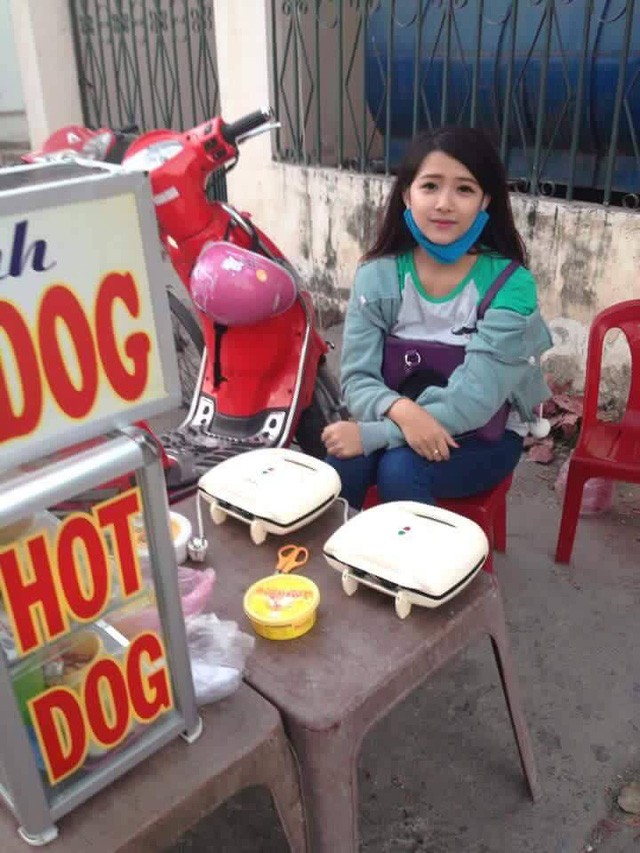 Vài ngày gần đây, sự xuất hiện của một  hot girl bán xúc xích, hot dog trên vỉa hè trong một bức ảnh đã thu hút sự chú ý của rất đông cư dân mạng Việt. Khuôn mặt xinh đẹp, thanh tú còn cách ăn mặc giản dị và công việc thú vị khiến hot girl bán xúc xích nhanh chóng được "săn lùng" tìm kiếm thông tin cá nhân.