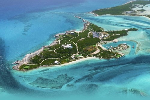 1. Đảo Over Yonder Cay, Bahamas Từ một khu đánh bắt cá hẻo lánh, hòn đảo Over Yonder Cay nay đã trở thành một trong những khu  đảo nghỉ dưỡng thân thiện với thiên nhiên và sang trọng bậc nhất thế giới. Là đảo tách biệt, Over Yonder Cay sử dụng hai nguồn năng lượng chính là gió và mặt trời để sản xuất điện. Trên Over Yonder Cay có 4 biệt thự được thiết kế độc đáo. Mỗi căn đều có một bể sục nước nóng, một bể bơi tường kính với tổng 15 phòng ngủ. Chi phí thuê trong 1 tuần đã bao gồm dịch vụ massage, tham gia lớp học yoga, xem phim tại rạp, chơi golf trên sân 9 lỗ, lướt ván diều, lặn, dạo biển bằng thuyền buồm, thuyền đánh cá Merritt và nguyên một ngày đi siêu du thuyền Tenacious. Giá thuê theo trang Villas &amp; Apartments Abroad là 730.000 USD cho tối đa 28 người.