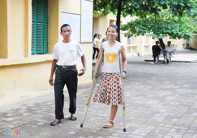 Mùa tuyển sinh đại học 2012, nhiều thí sinh và phụ huynh trọ tại ký túc xá ĐH Sư phạm Hà Nội ấn tượng với cô gái quê Bắc Giang Nguyễn Thị Lệ Thu. Thoăn thoắt đôi nạng gỗ, nữ sinh này có đôi mắt rạng ngời và nụ cười tươi.