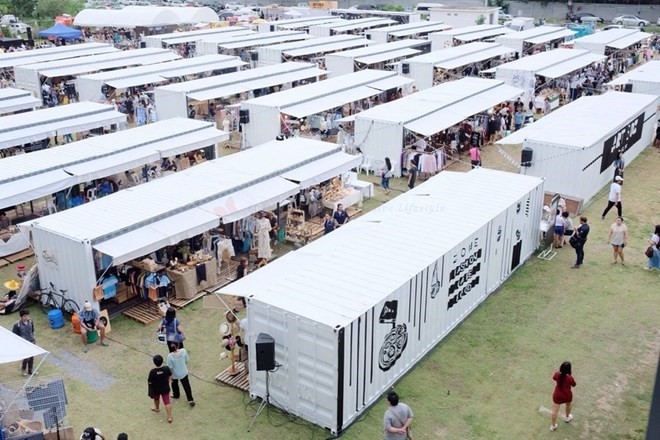 Hôm qua 23/4, Hội chợ Fashion Fest phiên bản Container được tổ chức tại sân vận động cỏ nhân tạo trên đường Chùa Láng, Hà Nội. Trước đó vài ngày, hội chợ này được quảng cáo rầm rộ thông qua mạng xã hội và các trang giải trí... sự độc đáo, quy mô và tính đa dạng của các hoạt động tại hội chợ này đã nhanh chóng "hớp hồn" rất nhiều bạn trẻ. Diễn ra vào cuối tuần nên hội chợ đã kéo về một lượng khách trẻ rất lớn dẫn đến cảnh đông nghịt, tắc nghẽn khi hội chợ vừa khai mạc. Ảnh: Zing.