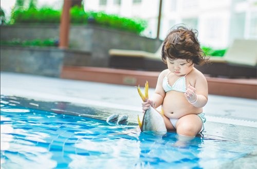 Hình ảnh  bé gái 10 tháng tuổi mũm mĩm, mặc bikini tạo dáng bên hồ bơi đang được cộng đồng mạng chia sẻ rộng rãi những ngày gần đây.