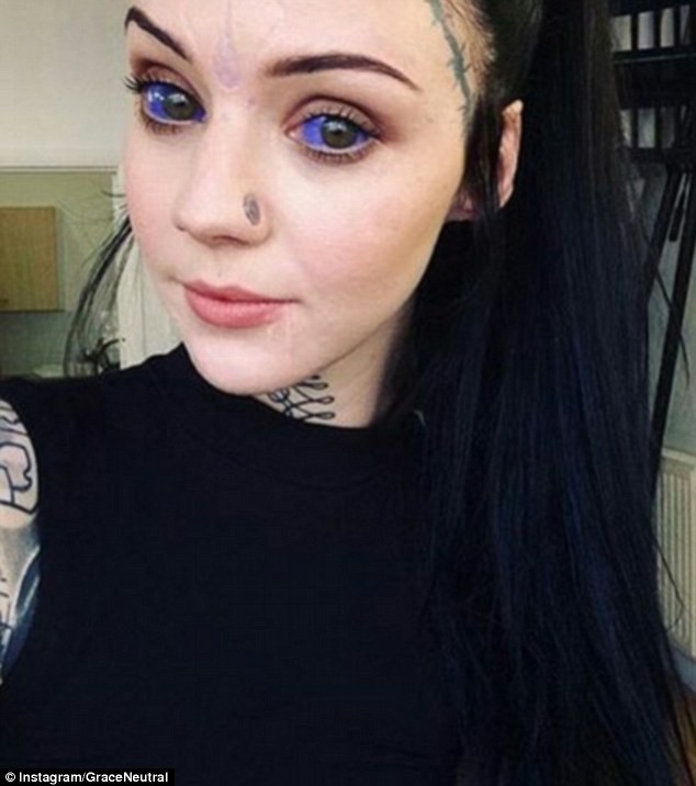 Grace Neutral, 25 tuổi, người Anh đã phẫu thuật cắt bỏ lỗ rốn, bơm hóa chất vào mắt cùng với đó là phẫu thuật xẻ đôi lưỡi – những chuyển đổi “gây choáng váng” đối với các bộ phận trên cơ thể. Grace là một fan hâm mộ của trào lưu “Cải tạo cơ thể” một trào lưu hướng vào những hoạt động “hành xác” do các thanh niên lập dị khởi xướng.