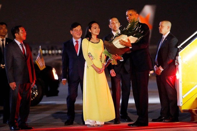 Trần Mỹ Linh - cô nữ sinh ĐH Khoa học Xã hội và Nhân văn, Hà Nội đã trở thành "cô gái may mắn nhất Việt Nam" trong ngày hôm qua 22/5 khi có được vinh dự là người tặng hoa cho tổng thống Obama khi ông vừa đặt chân tới sân bay Nội Bài. Chỉ với một khoảnh khắc tuyệt vời này, Mỹ Linh trở nên nổi tiếng và được báo chí, truyền thông trong nước quan tâm, phỏng vấn chia sẻ về cảm xúc. Ảnh: Reuters.