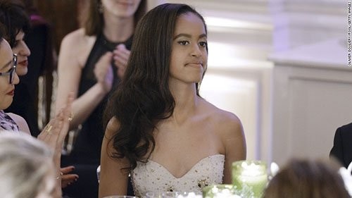 Hai cô  con gái Tổng thống Obama là Malia Obama và con út là Sasha Obama. Người chị Malia Obama sẽ vào đại học Havard vào mùa thu năm 2017, còn người em Sasha Obama sẽ hoàn thành chương trình học phổ thông vào năm 2016. Ảnh: Malia Obama xinh đẹp trong bộ váy trắng để tham dự bữa tối tại nhà Trắng vào ngày 10/03/2016.