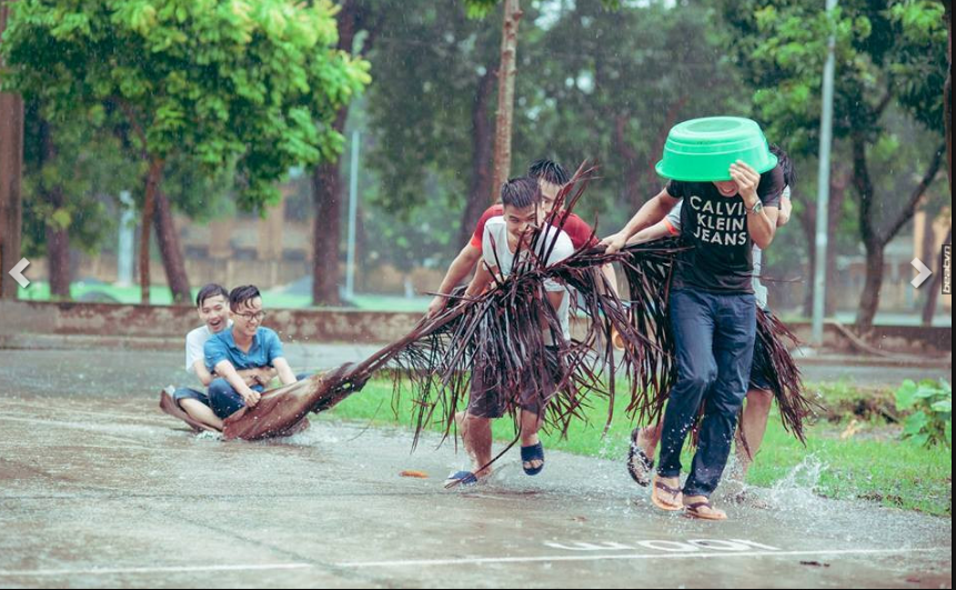 Khác hẳn với tâm lý chán nản của nhiều người trong vài ngày qua khi Hà Nội liên tục mưa nhiều, ngập úng trên diện rộng. Mới đây, một vài nam  sinh viên Nông nghiệp đã biến "đau thương" thành "niềm vui", táo bạo xuống sân trường dầm mưa và cho ra đời bộ ảnh kỷ yếu mùa mưa lũ vô cùng dễ thương.