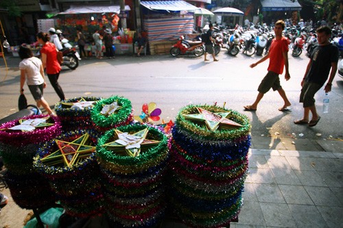 Mỗi dịp Rằm tháng 8, phố phường Hà Nội, các tỉnh thành lớn lại tràn ngập màu sắc của những món đồ trang trí,  đồ chơi Trung thu. Cuộc sống hiện đại, nhiều đổi thay... trẻ em hiện nay được mua cho những món đồ chơi chạy pin, chạy điện, những món đồ do Trung Quốc sản xuất. Trung Thu trong trí nhớ của những bạn trẻ 8X và đầu 9X lại giản dị, đơn sơ hơn thế rất nhiều nhưng vẫn có hình ảnh những món đồ chơi "mãi không cũ" gắn liền với họ trong nhiều năm tháng tuổi thơ.