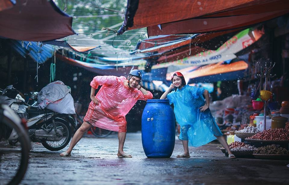 Khác hẳn với các bộ ảnh cưới lung linh, được đầu tư về trang phục cầu kỳ, đôi  vợ chồng 9X Thùy Linh – Trường Giang đã không ngại ngần thực hiện bộ ảnh cưới chỉ với đôi dép tổ ong, bộ quần áo mưa đơn giản. Chính sự khác biệt bá đạo trong bộ ảnh cưới này đã khiến dân mạng thích thú, dành nhiều lời khen ngợi không ngớt.