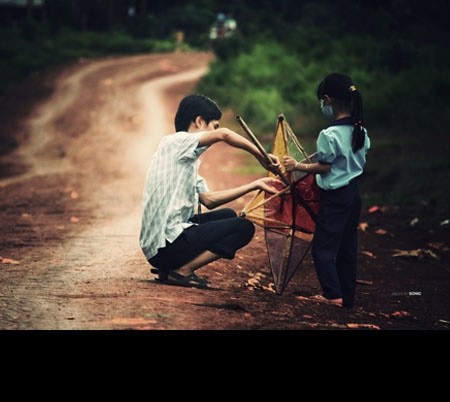 Nhiều năm xa quê, mỗi khi nghe tiếng trống múa lân rộn ràng trên đoạn đường tan sở, nhìn dòng người nô nức đổ lên phố Hàng Mã tôi lại miên man nhớ về những mùa Trung thu của tuổi thơ. Thứ kỷ niệm đã qua đi nhiều năm nhưng con người ta vẫn cất giữ trong lòng, từng đoạn ký ức được gọi về vẫn y nguyên, đơn sơ, giản đơn quá đỗi. Những đứa trẻ sinh ra trong một gia đình nghèo chắc có lẽ cũng giống tôi, mùa Trung thu về tất cả anh em trong nhà sẽ mất cả tuần chuẩn bị que tre vót mảnh ghép làm đèn ông sao. Vài nghìn tiết kiệm góp vào mua giấy bóng kính. Tuy cuộc sống thiếu thốn, vất vả nhưng với chúng tôi đèn lồng là một thứ gì đó quý báu và thiêng liêng lắm.