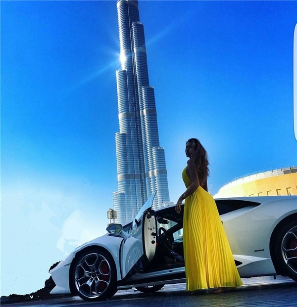 Dubai được cả thế giới biết đến với độ giàu có và những màn chơi trội đến mức điên rồ, khó ai tưởng tượng ra nổi. Đã có một thời gian, tài khoản Instagram có tên Rick Kids Of Dubai ( Hội con nhà giàu Dubai) thu hút sự chú ý của cộng đồng mạng trên toàn thế giới khi phản ánh cuộc sống sa hoa, những tưởng không tồn tại trên đời này của những thanh niên còn rất trẻ.