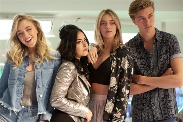 Lucky Blue Smith cùng 3 người chị khác là Daisy Clementine, Starlie Cheyenne và Pyper America đã có mặt tại đây để quảng bá cho một thương hiệu thời trang mà họ đang là gương mặt đại diện. Được biết chị cả Starlie Cheyenne sinh năm 1993, Daisy Clementine sinh năm 1995 còn Pyper America sinh năm 1997. " Hoàng tử hở lợi" Lucky Blue là em út trong gia đình.