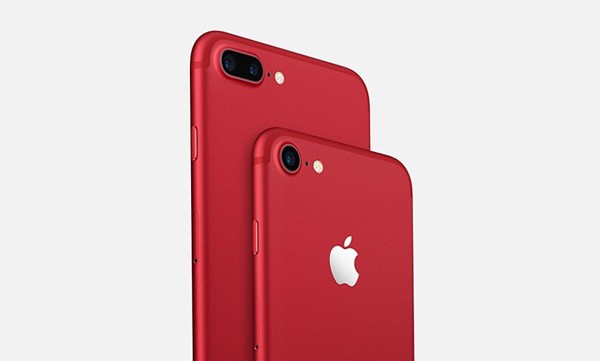 Khác hẳn với các tone màu trước đó, hãng Apple lần này đưa ra dòng sản phẩm iPhone 7 Plus và  iPhone 7 màu đỏ độc đáo, đây có lẽ là bước tiến đầu tiên trong suốt thời gian trung thành với các tông màu: trắng, đen, hồng. Với việc đưa ra dòng sản phẩm độc này nhiều bạn trẻ đã tỏ ra sự ngỡ ngàng và rầm rầm đưa ra những quan điểm khác nhau.