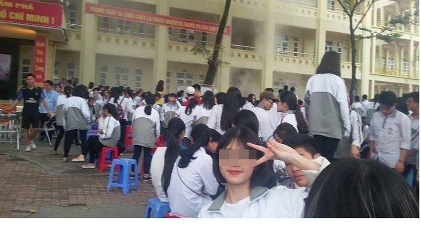 Khoảnh khắc nữ sinh giơ tay tạo dáng  selfie trước đám cháy ở trường học hiện trở thành tâm điểm chú ý và đề tài cho dân chế ảnh trên mạng. Ảnh: B.vn.