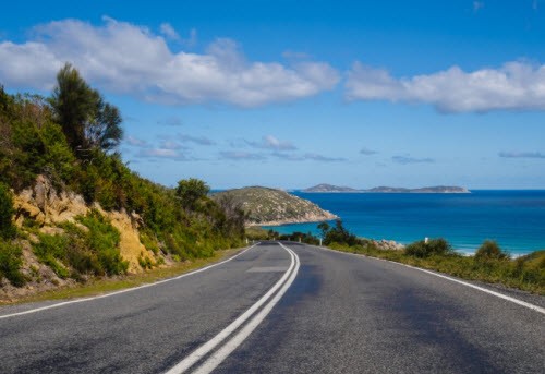 Đường Đại dương lớn, Australia.  Cung đường đẹp tuyệt này có tổng chiều dài 243 km, với phong cảnh hoàng tráng nằm dọc bờ biển Australia. Bạn thậm chí có thể thấy những con kangaroo khi di chuyển trên tuyến đường này.