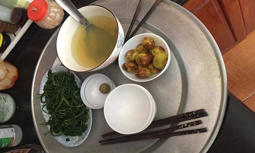 Mâm cơm rau muống đãi vợ tương lai khiến chị em "khóc thét"