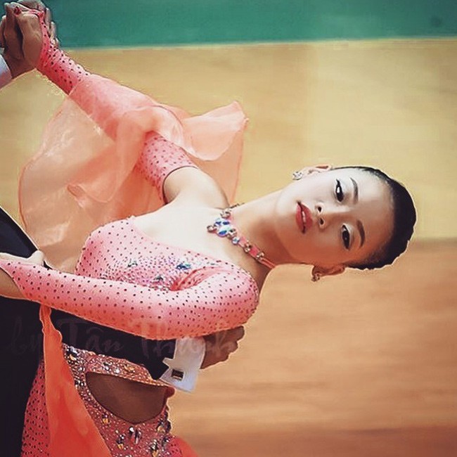 Phan Nguyễn Quỳnh Hương (sinh năm 1999, Hà Nội) là hoa khôi của làng dancesport Việt.