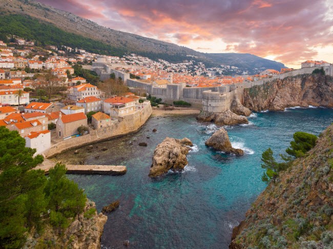  Dubrovnik, Croatia. Croatia trở thành địa điểm du lịch hấp dẫn trong vài năm qua, cũng như thu hút ngày càng nhiều các cặp đội tới đây  tổ chức đám cưới. Lý do là do chi phí của ở quốc gia này tương đối thấp so với mức trung bình ở châu Âu. Sự kết hợp hài hòa giữa phong cảnh quyến rũ và công trình kiến trúc cổ kính khiến thành phố Dubrovnik trở thành địa điểm tổ chức đám cưới lý tưởng nhất tại Croatia.