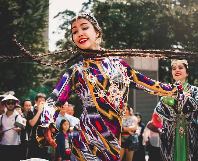 Điệu nhảy vô cùng cuốn hút của một vũ công tại “Friendship festival”. Seoul được mệnh danh là một trong những thành phố tiệc tùng của thế giới, vậy nên những lễ hội diễn ra khắp thủ đô  Hàn Quốc thu hút rất nhiều du khách tới thăm.