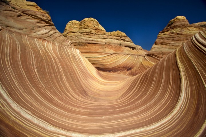 Hình dáng đá sa thạch dạng xoắn là một biểu tượng độc đáo trên sườn núi Coyote Buttes, Mỹ khiến nơi đây mang dáng dấp địa hình của sao Hỏa.