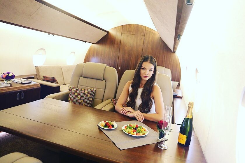 Theo Bored Panda, một studio tại thủ đô Moskva (Nga) có tên Private Jet đã biến ước mơ được ngồi trên chiếc  phi cơ riêng sang chảnh như hội con nhà giàu của nhiều bạn trẻ Nga thành hiện thực, khi ra mắt dịch vụ thuê phi cơ để chụp ảnh sống ảo.