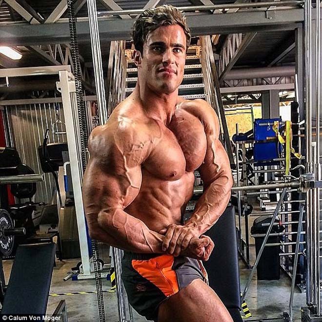 Huấn luyện viên thể hình nước Úc - Calum von Moger vừa được mời đóng phim Hollywood vì sở hữu vẻ ngoài quá bắt mắt. Anh không chỉ thu hút nhờ gương mặt điển trai, nam tính mà còn nhờ những múi cơ vạm vỡ, tráng kiện.  Mỹ nam 6 múi 27 tuổi này từng giành giải quán quân cuộc thi Mr Universe (Nam vương Hoàn vũ) năm 2014.