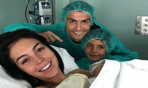 Ronaldo sung sướng khi "lên chức bố" lần thứ tư