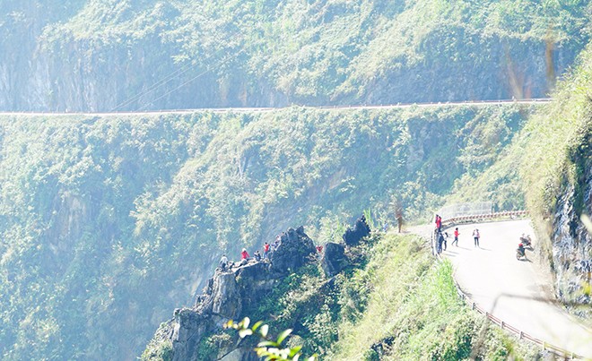  Đèo Mã Pí Lèng thuộc cao nguyên Đồng Văn (Hà Giang) là cung đường đèo hiểm trở dài khoảng 20 km, độ cao khoảng 1.200 m. Đây là một trong "tứ đại đỉnh đèo" tại vùng núi phía Bắc Việt Nam bên cạnh các đèo Ô Quy Hồ, đèo Khau Phạ và đèo Pha Đin.