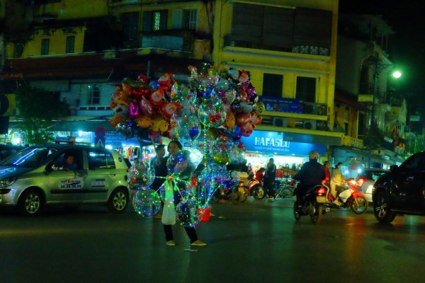 Chỉ còn 2 ngày nữa là chính thức đến Noel. Ghi nhận của chúng tôi, hiện nhiều khu vực đã trang trí chuẩn bị lễ giáng sinh rất hoành tráng và đẹp mắt. Một trong những sản phẩm thu hút người mua trong dịp này là loại bong bóng đèn led. Theo tìm hiểu, loại bong bóng này được gọi với nhiều cái tên như:  bóng bay galaxy, bong bóng đèn led, bong bóng phát sáng hay bong bóng 7 màu. Quả bong bóng bình thường được làm bằng chất liệu silicon, nhưng bên trong có hệ thống đèn led, nối thông với dây điện kéo dài ra ngoài, sử dụng bằng pin tiểu. Chỉ cần bấm nút bật là hệ thống đèn led sáng, khi nào tắt là tùy ý người dùng.