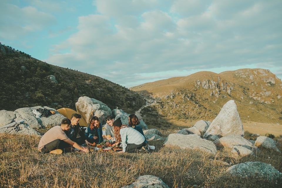  Đồng Cao (Bắc Giang): Nằm cách Hà Nội khoảng 160 km, khu cắm trại nổi tiếng này thu hút được nhiều bạn trẻ nhờ khung cảnh thiên nhiên khoáng đạt, gồm những trảng cỏ và đá núi nhấp nhô. Các nhóm bạn có thể cắm trại qua đêm ở đây, nướng thịt và đón năm mới trong không khí trong lành. Ảnh: Haruka.