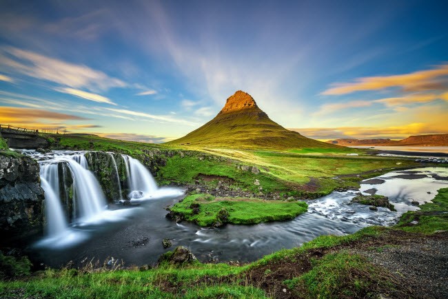 Với độ cao 463 m, Kirkjufell được coi là  ngọn núi ngoạn mục nhất thế giới và đẹp nhất ở Iceland và bức hình này là một trong những minh chứng cho điều đó.