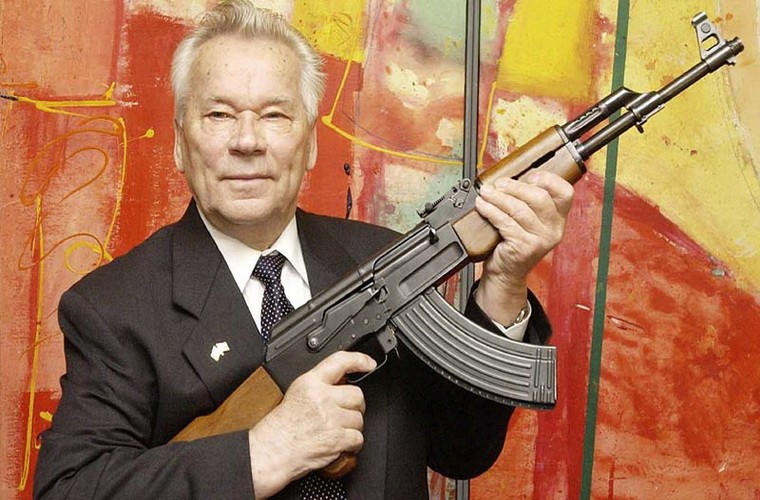 Mikhail Timofeyevich Kalashnikov sinh ngày 10/11/1919, là Tổng công trình sư thiết kế vũ khí nổi tiếng của Liên Xô, 2 lần được vinh danh anh hùng lao động, đoạt giải thưởng Stalin năm 1949. Ông là cha đẻ của dòng súng trường tấn công AK-47 huyền thoại và nhiều loại súng máy cho đến nay vẫn là vũ khí chính của quân đội Nga và nhiều nước trên thế giới.