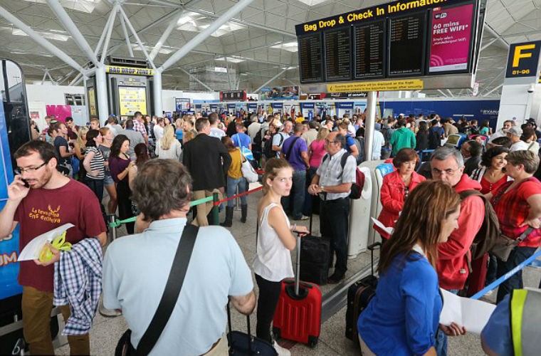 Hành khách đừng chờ ở sân bay Stansted tại London, Anh vì các chuyên bay về Pháp bị hủy bỏ.