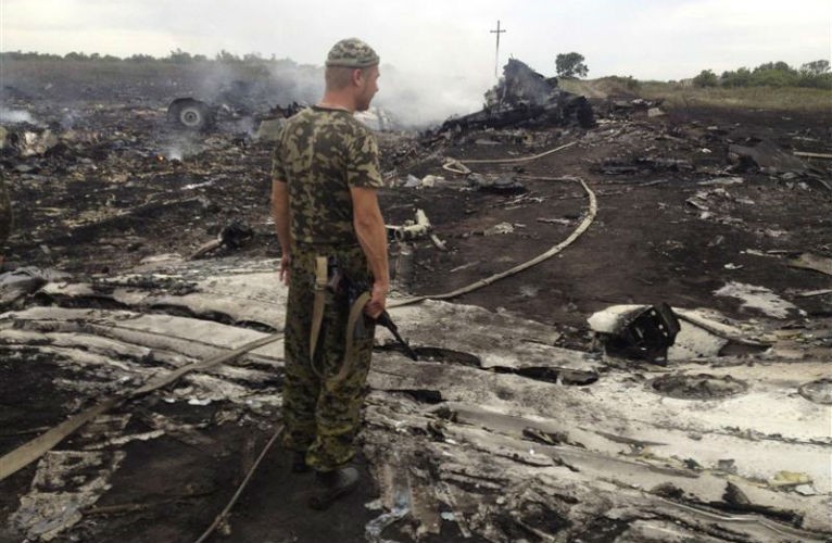 Binh sĩ Tự vệ Donetsk tại hiện trường vụ rơi máy bay.