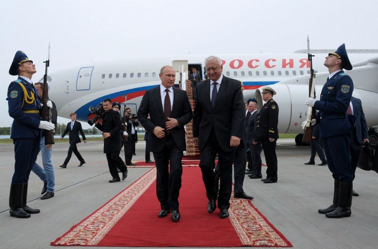 Thủ tướng Belarus Mikhail Myasnikovich chào đón Tổng thống Nga Vladimir Putin.