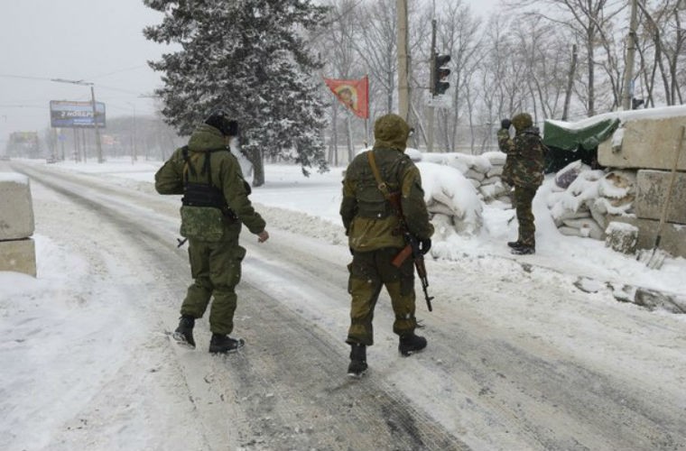 Những tay súng của phe ly khai kiểm soát đường vào thành phố Donetsk.