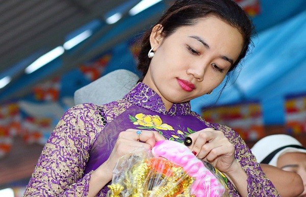 Mỹ Xuân tái xuất đi phát quà từ thiện