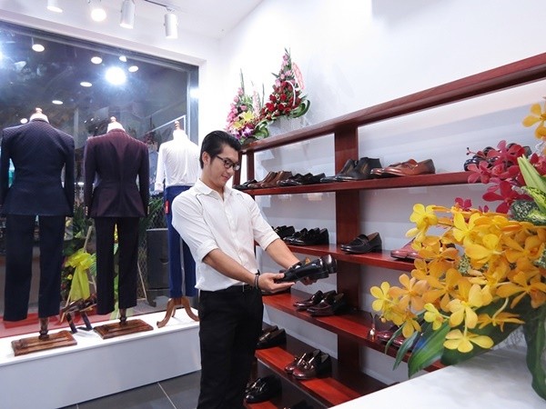 Sự xuất hiện của  người mẫu Trương Nam Thành trong ngày ra mắt shop thời trang của diễn viên "Trái tim có nắng" tại Sài Gòn dấy lên nhiều nghi ngờ.