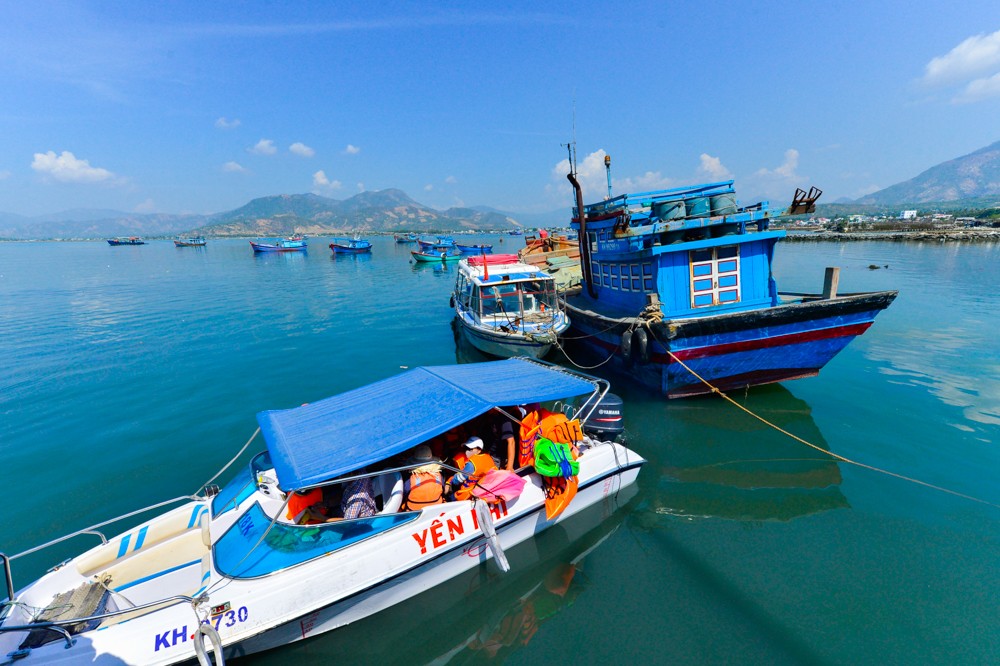 Mất khoảng 1 giờ đi tàu từ cảng Ba Ngòi (Cam Ranh, Khánh Hòa), du khách sẽ đến Robinson - nơi được mệnh danh là " Maldives giữa vịnh Cam Ranh" và được đắm mình trong biển trời trong xanh, bãi cát trắng xóa, vô cùng thơ mộng và hoàn toàn biệt lập với thế giới bên ngoài.