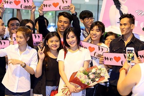 Vy Oanh hội ngộ dàn sao Việt ngày tái xuất showbiz