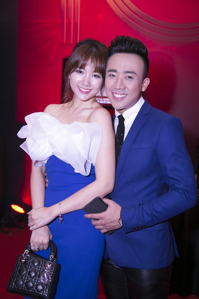  Trấn Thành - Hari Won diện trang phục thời trang, ton sur ton đến tham dự lễ trao giải HTV Awards.