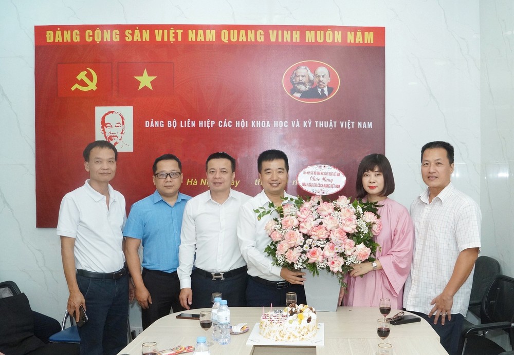 Lãnh đạo VUSTA chúc mừng Báo Tri thức và Cuộc sống nhân ngày 21/6