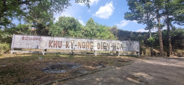 Khu công nghiệp (KCN) Biên Hòa 1, TP Biên Hòa, Đồng Nai được hình thành từ năm 1963 với tên gọi Khu kỹ nghệ Biên Hòa. Đây là KCN được hình thành đầu tiên tại miền Nam và cũng là KCN lâu đời nhất Việt Nam. Sau năm 1975, Khu kỹ nghệ Biên Hòa đổi tên thành KCN Biên Hòa 1.