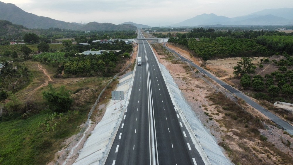 Chiều 25/4, PV ghi nhận hình ảnh tuyến cao tốc Nha Trang - Cam Lâm trước ngày kết nối với cao tốc Cam Lâm - Vĩnh Hảo, tuyến cao tốc này chính thức thu phí xe qua lại vào hôm nay.